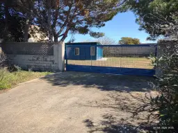 Industrieterrein met loods in het havengebied van Porto Torres (SS), Sardinië - Italië