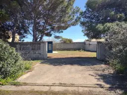 Industrieterrein met loods in het havengebied van Porto Torres (SS), Sardinië - Italië