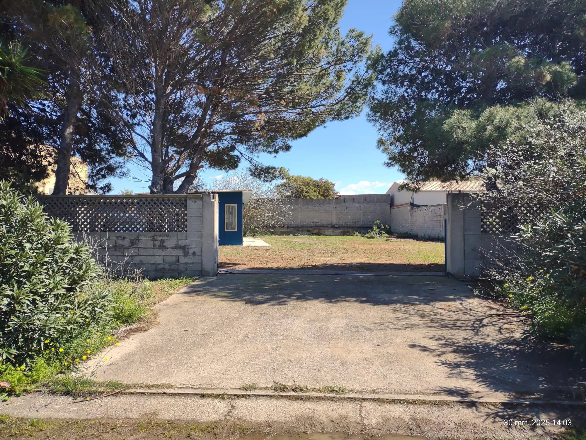 Industrieterrein met loods in het havengebied van Porto Torres (SS), Sardinië - Italië