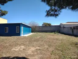 Industrieterrein met loods in het havengebied van Porto Torres (SS), Sardinië - Italië