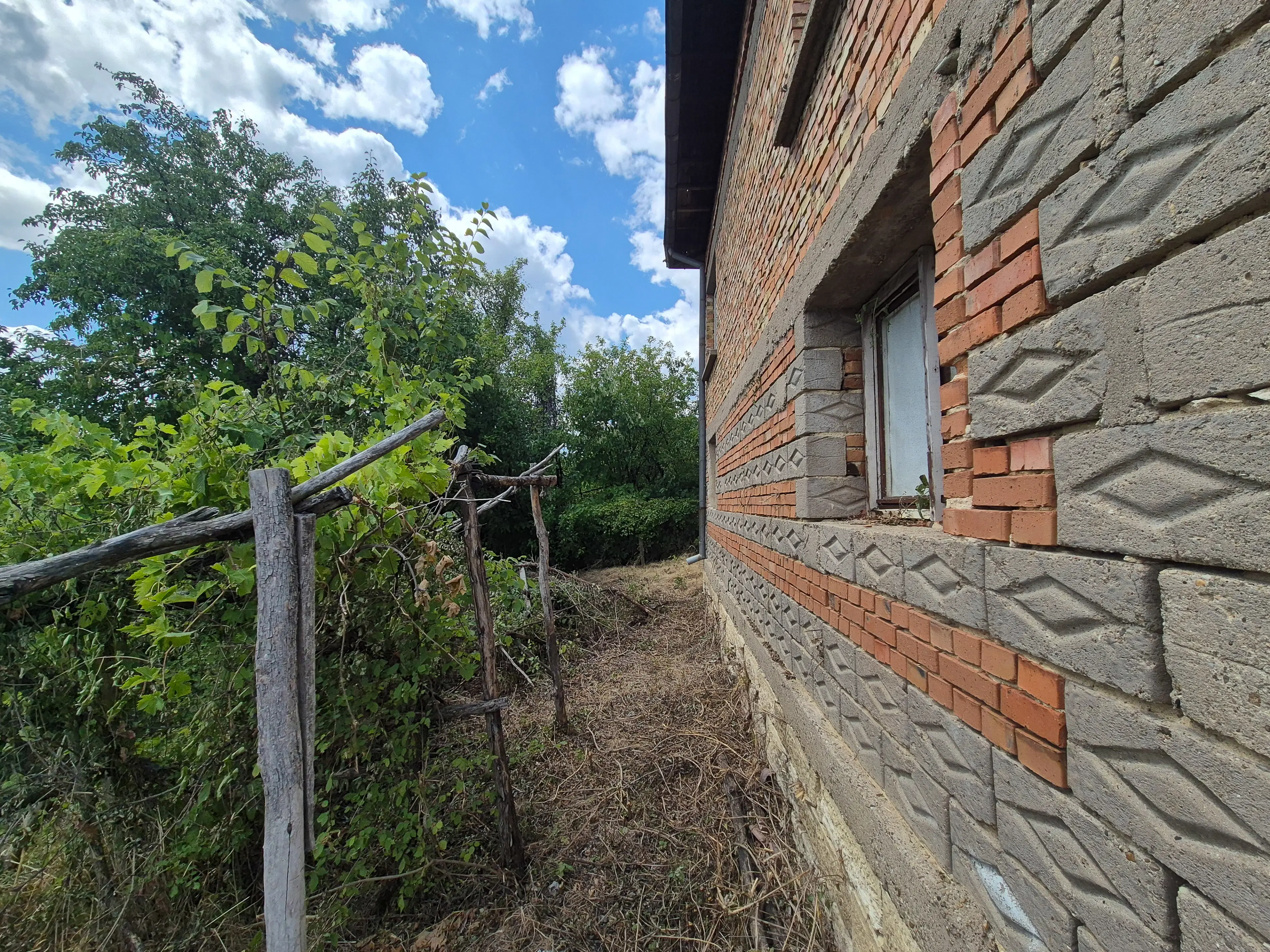 Afgelegen 2-laags huis + 1.550 m² grond in Perilovets, Vidin - Bulgarije