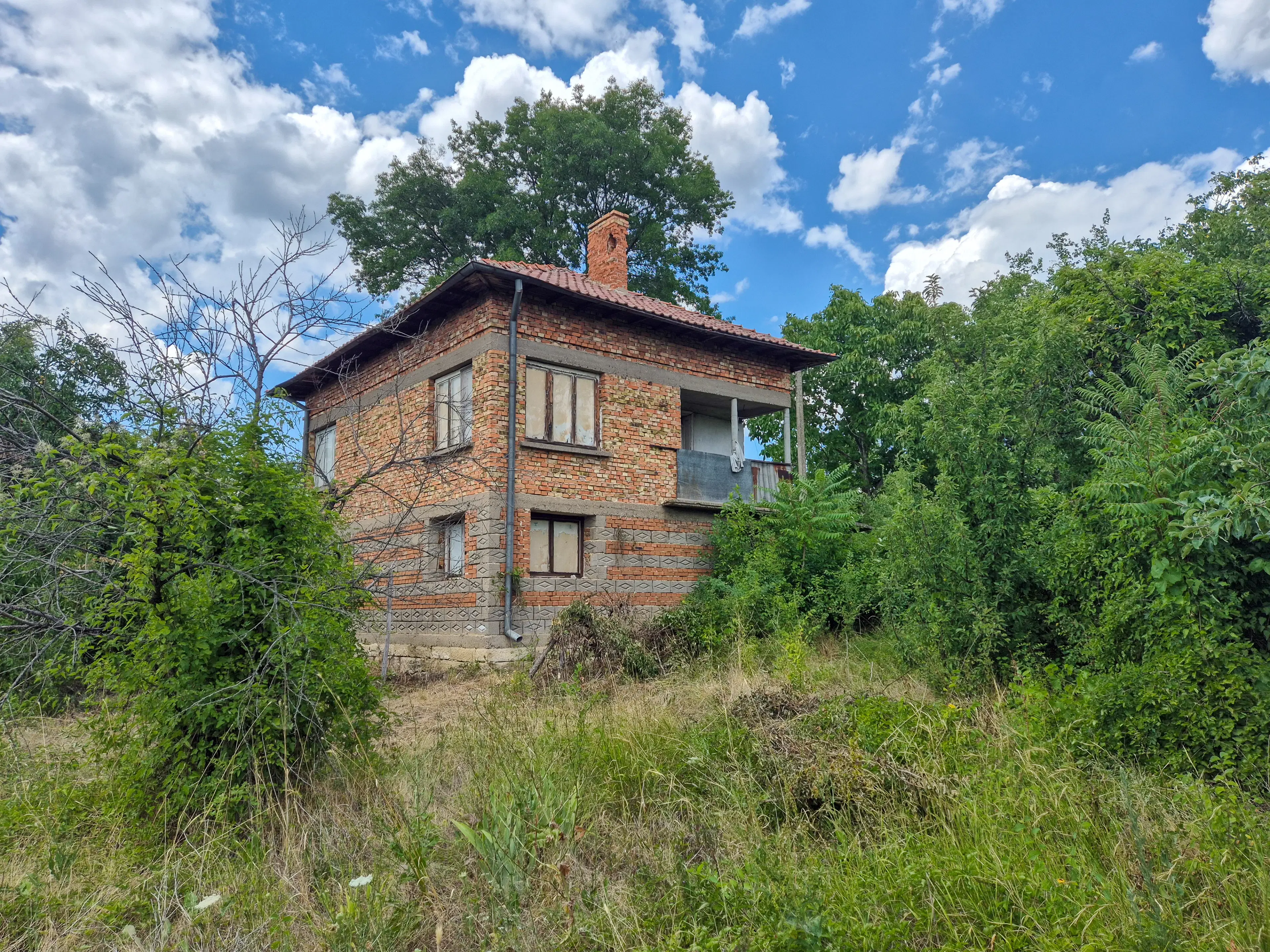 Afgelegen 2-laags huis + 1.550 m² grond in Perilovets, Vidin - Bulgarije