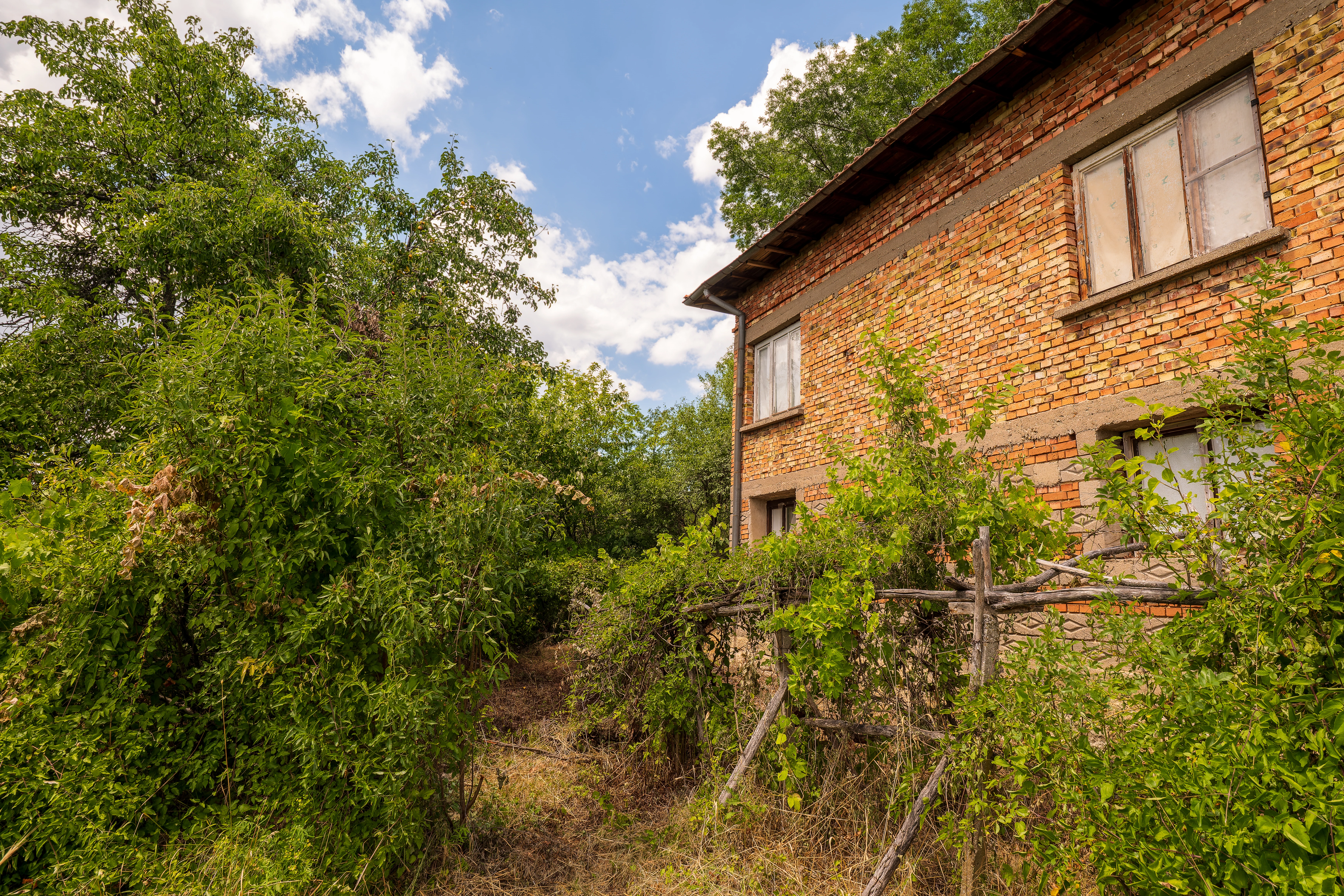 Afgelegen 2-laags huis + 1.550 m² grond in Perilovets, Vidin - Bulgarije