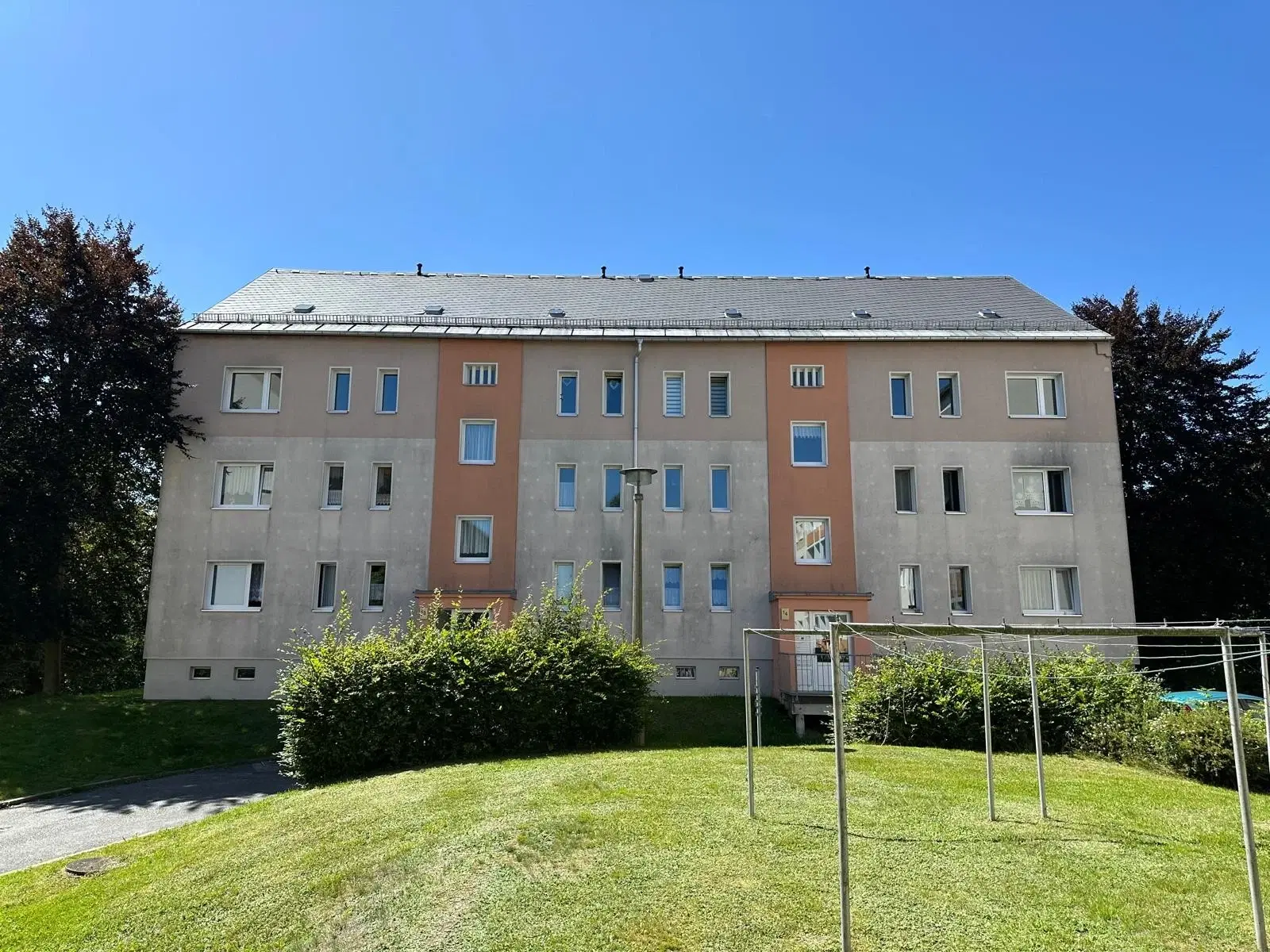 12 appartementen, perceel 43804 m², huursom € 49.280,= in Markneukirchen - Duitsland