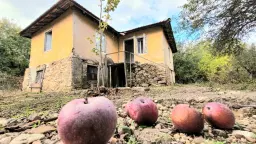 1.011 m² grond met een klassiek Balkanhuis en bijgebouw in Izvor Mahala - Bulgarije