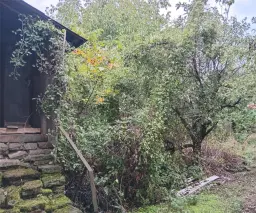 1.011 m² grond met een klassiek Balkanhuis en bijgebouw in Izvor Mahala - Bulgarije