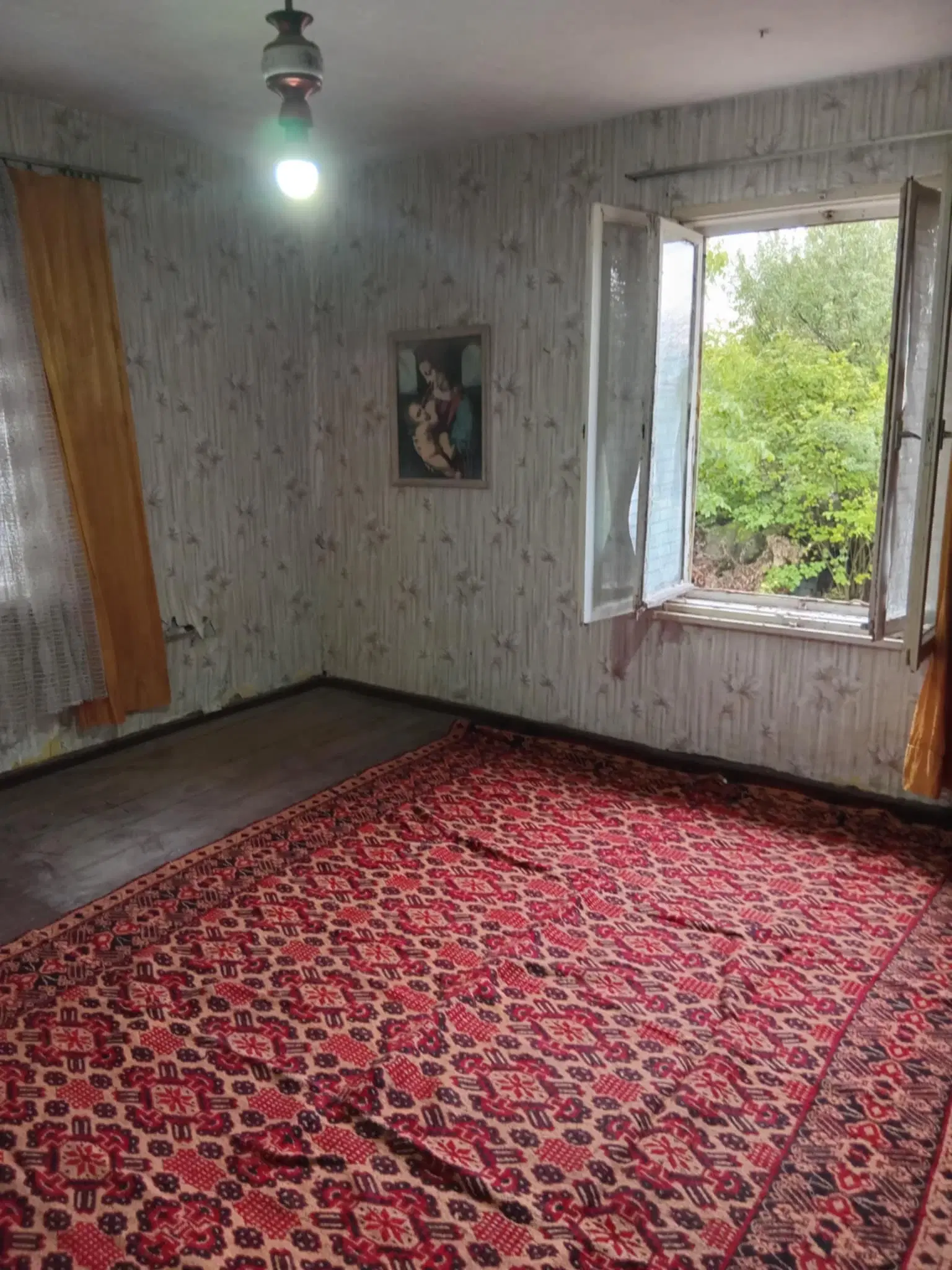 1.011 m² grond met een klassiek Balkanhuis en bijgebouw in Izvor Mahala - Bulgarije