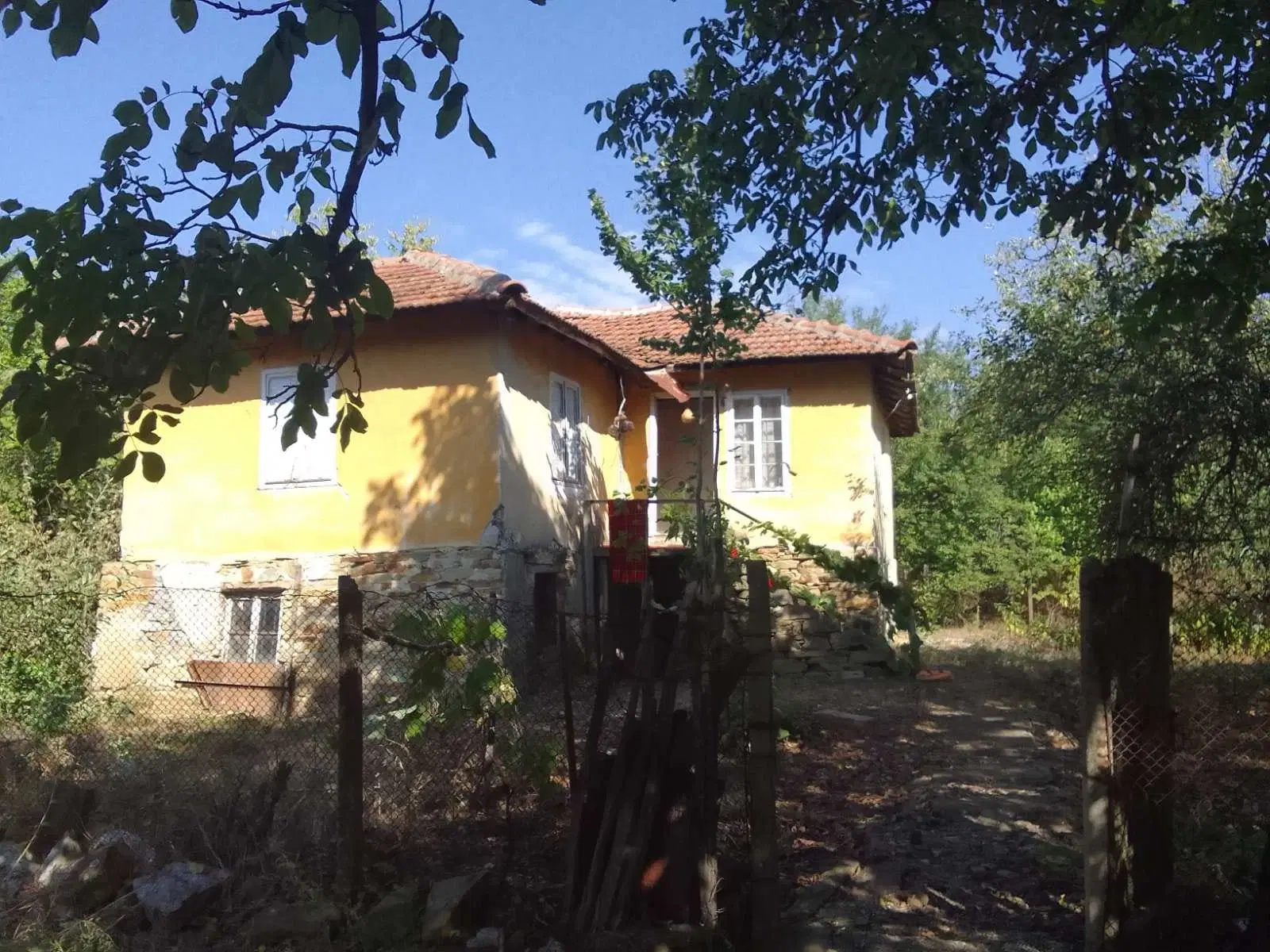 1.011 m² grond met een klassiek Balkanhuis en bijgebouw in Izvor Mahala - Bulgarije