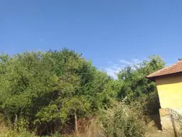 1.011 m² grond met een klassiek Balkanhuis en bijgebouw in Izvor Mahala - Bulgarije