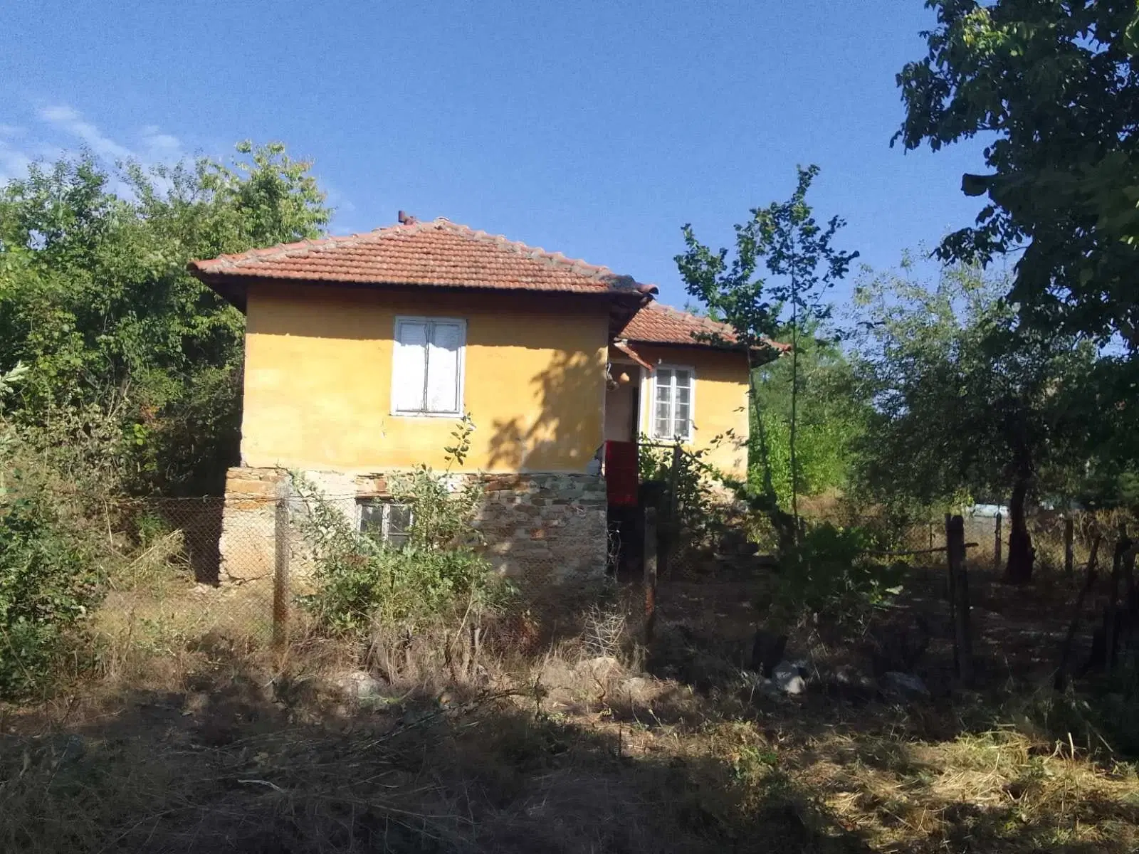 1.011 m² grond met een klassiek Balkanhuis en bijgebouw in Izvor Mahala - Bulgarije