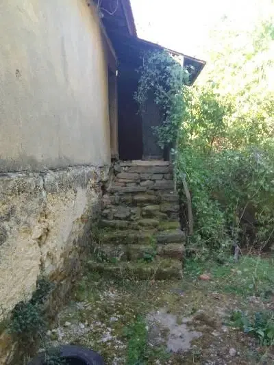 1.011 m² grond met een klassiek Balkanhuis en bijgebouw in Izvor Mahala - Bulgarije