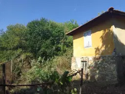 1.011 m² grond met een klassiek Balkanhuis en bijgebouw in Izvor Mahala - Bulgarije