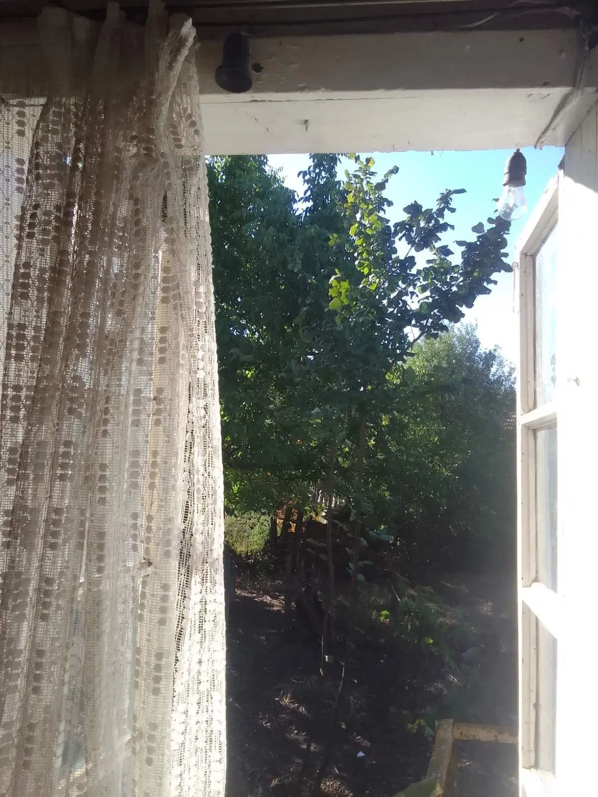 1.011 m² grond met een klassiek Balkanhuis en bijgebouw in Izvor Mahala - Bulgarije