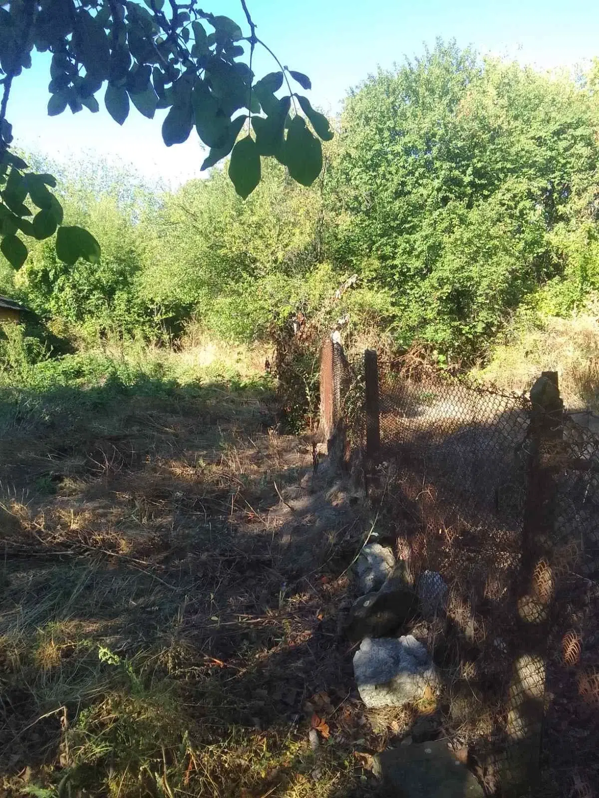 1.011 m² grond met een klassiek Balkanhuis en bijgebouw in Izvor Mahala - Bulgarije