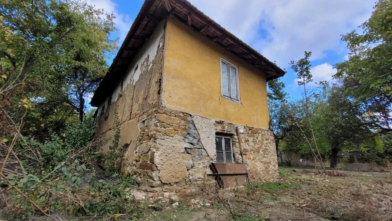 1.011 m² grond met een klassiek Balkanhuis en bijgebouw in Izvor Mahala - Bulgarije