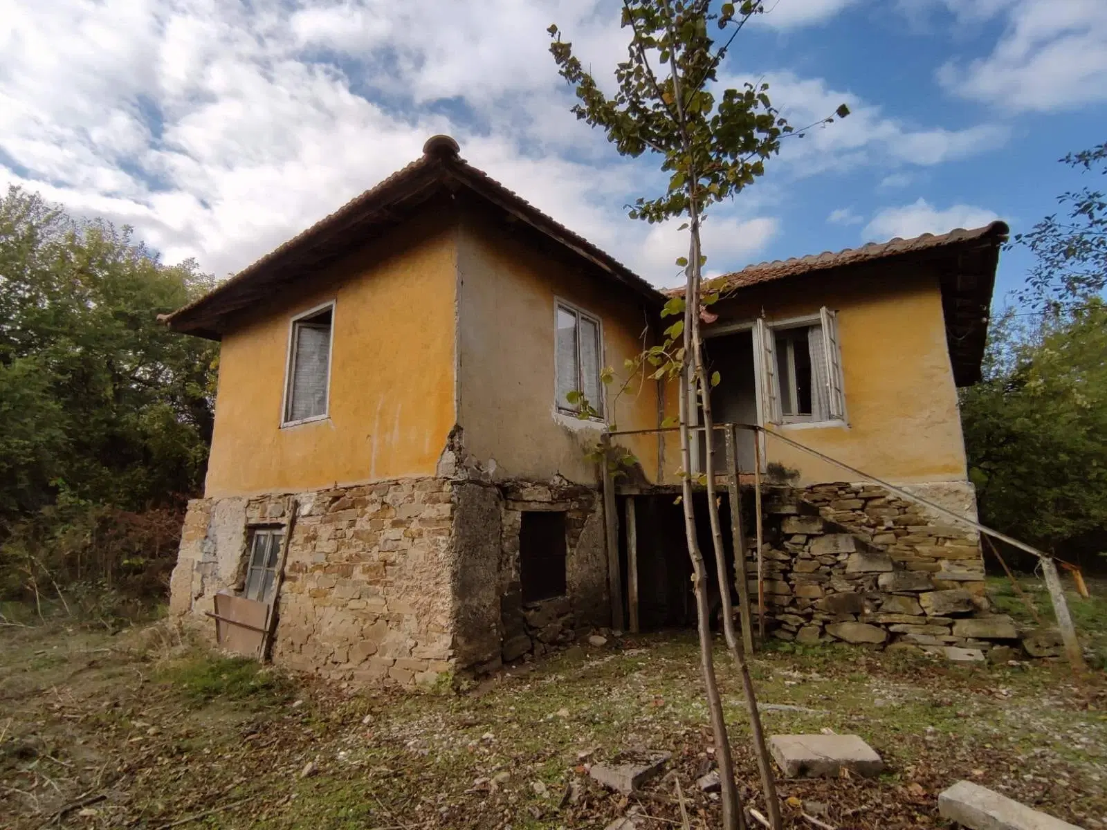 1.011 m² grond met een klassiek Balkanhuis en bijgebouw in Izvor Mahala - Bulgarije