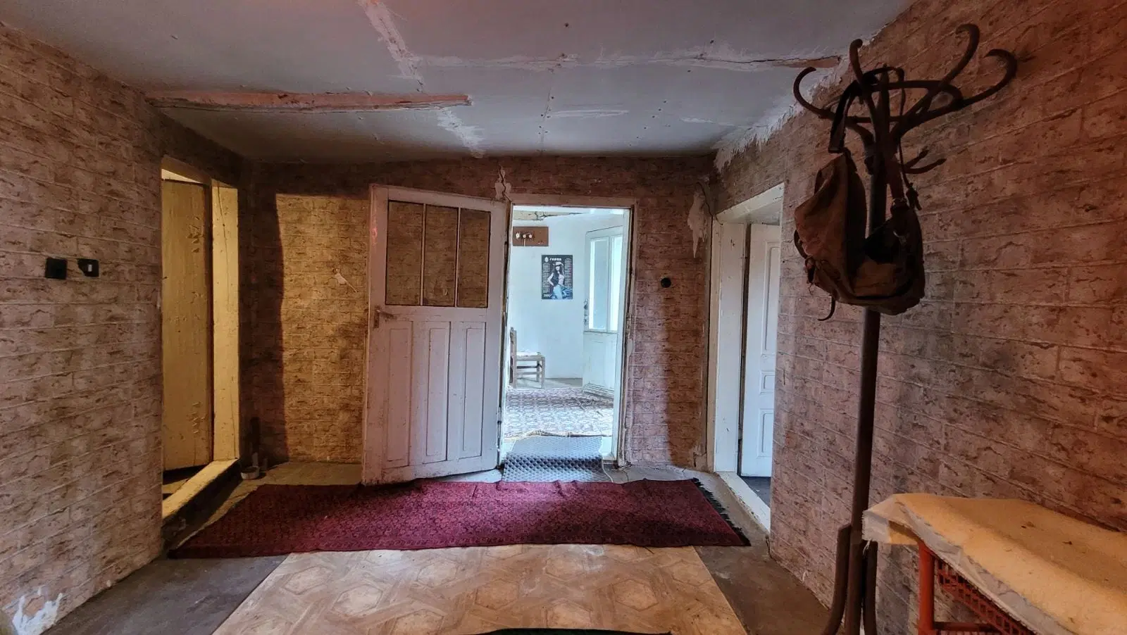 1.011 m² grond met een klassiek Balkanhuis en bijgebouw in Izvor Mahala - Bulgarije