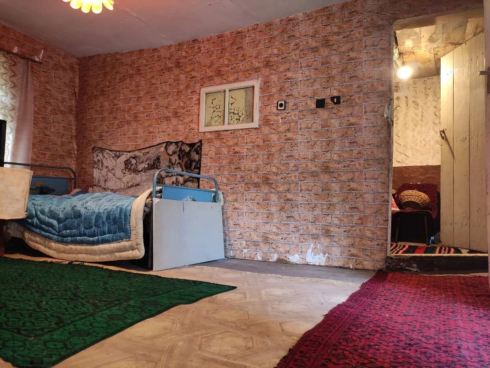 1.011 m² grond met een klassiek Balkanhuis en bijgebouw in Izvor Mahala - Bulgarije