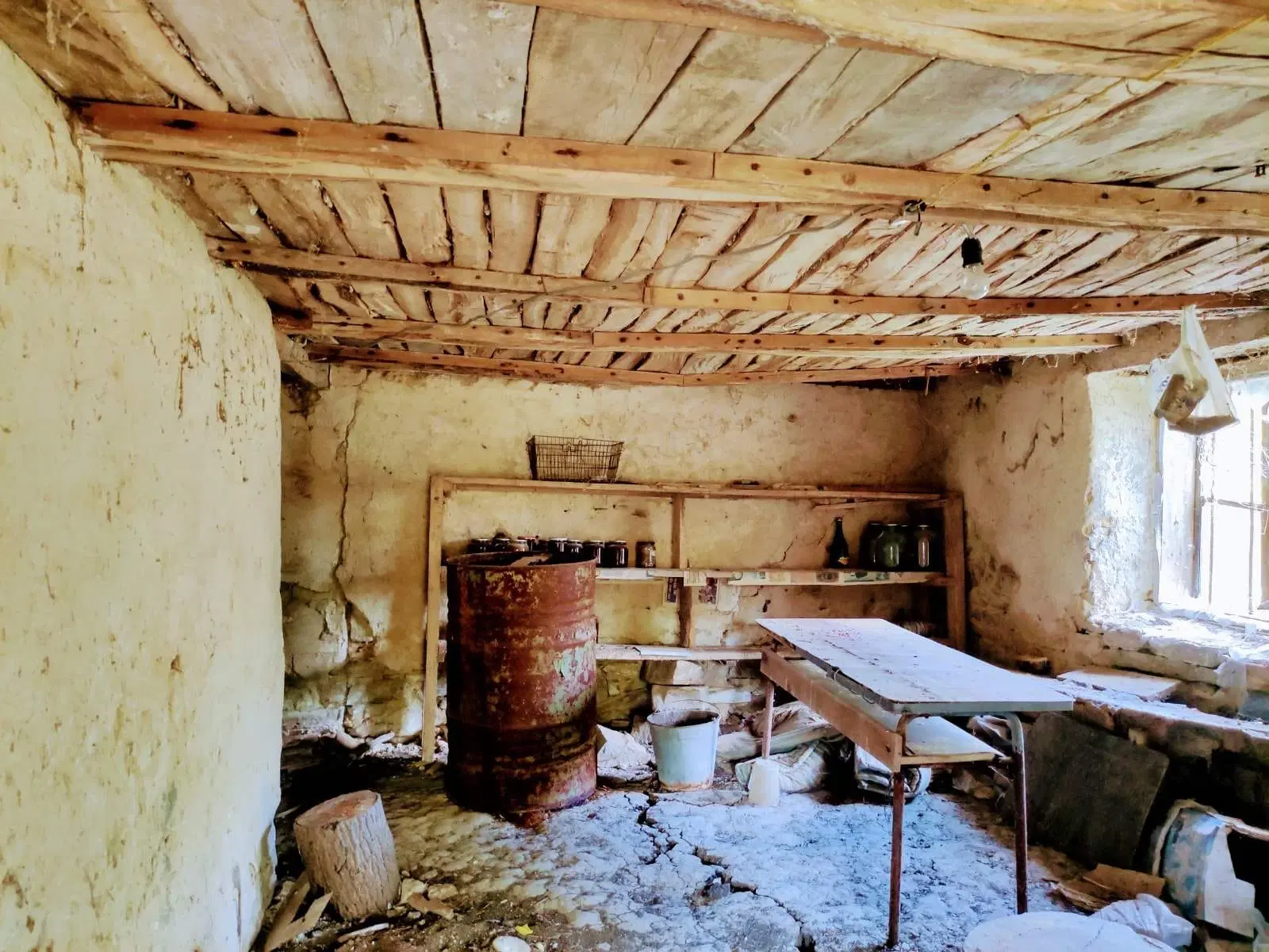 1.011 m² grond met een klassiek Balkanhuis en bijgebouw in Izvor Mahala - Bulgarije