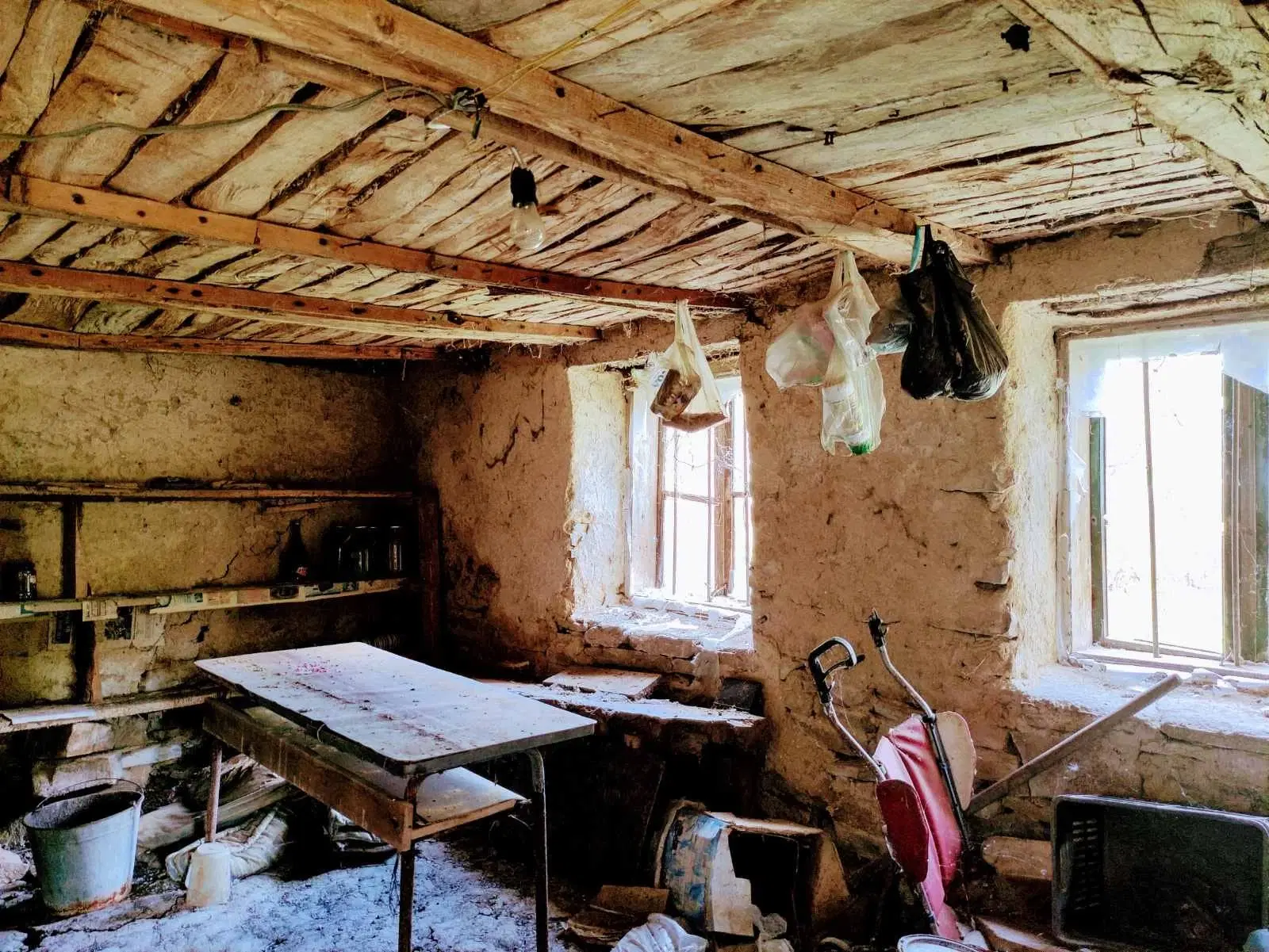 1.011 m² grond met een klassiek Balkanhuis en bijgebouw in Izvor Mahala - Bulgarije