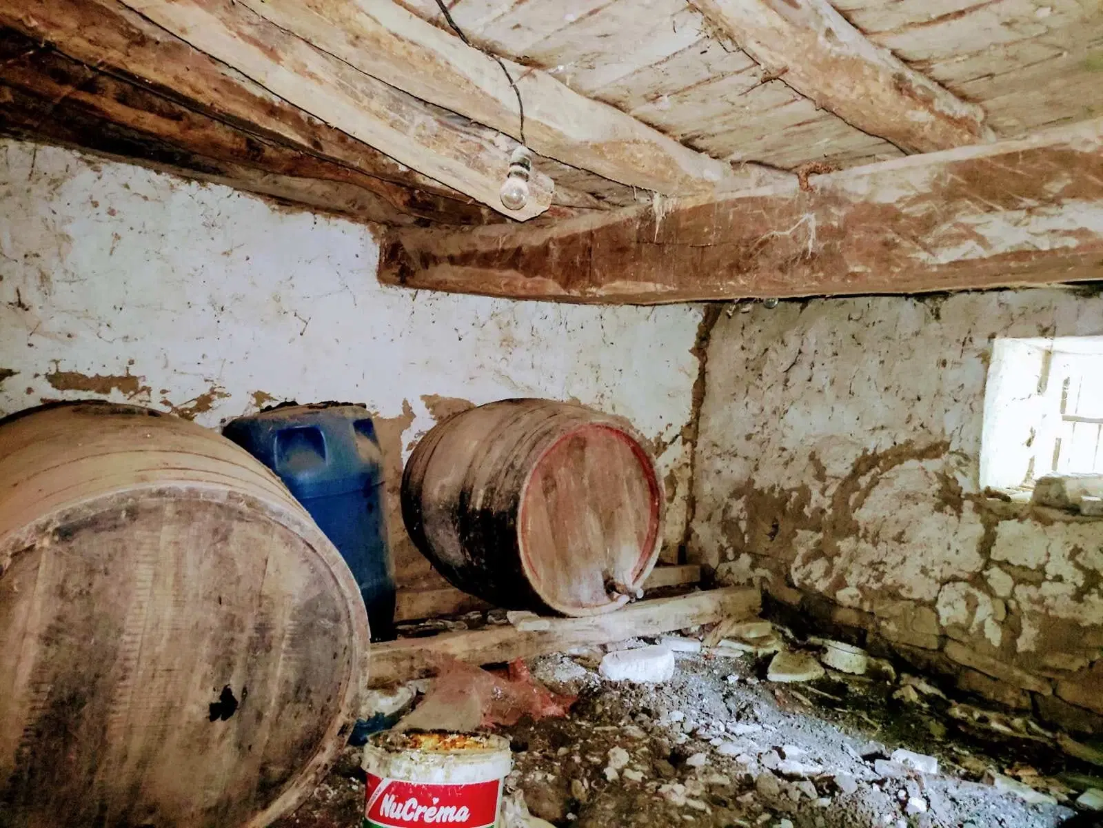 1.011 m² grond met een klassiek Balkanhuis en bijgebouw in Izvor Mahala - Bulgarije