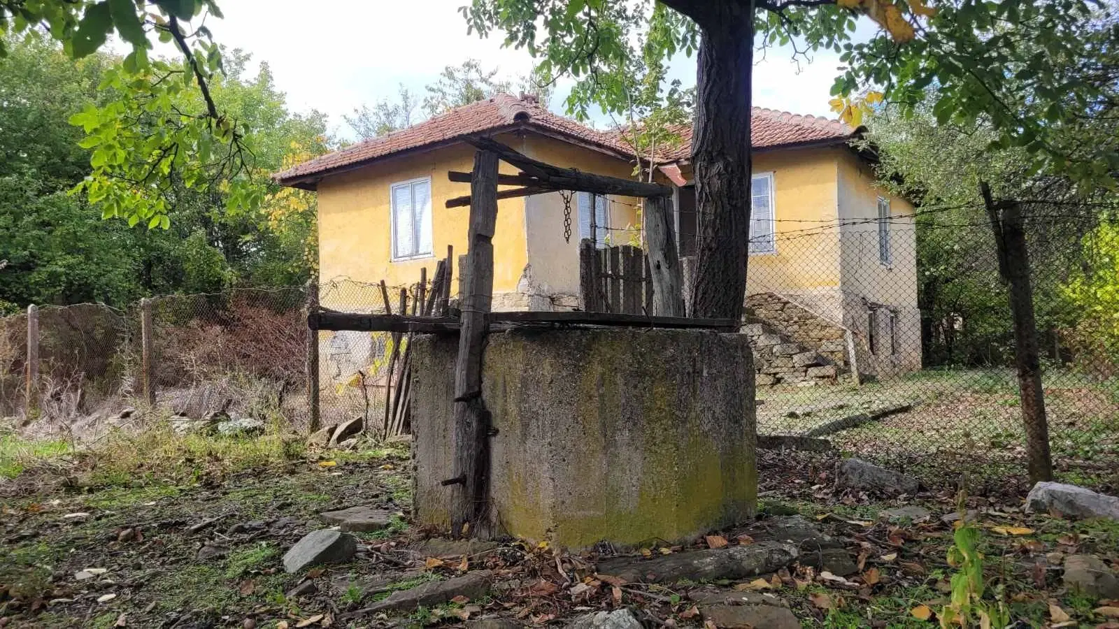 1.011 m² grond met een klassiek Balkanhuis en bijgebouw in Izvor Mahala - Bulgarije