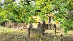 1.011 m² grond met een klassiek Balkanhuis en bijgebouw in Izvor Mahala - Bulgarije