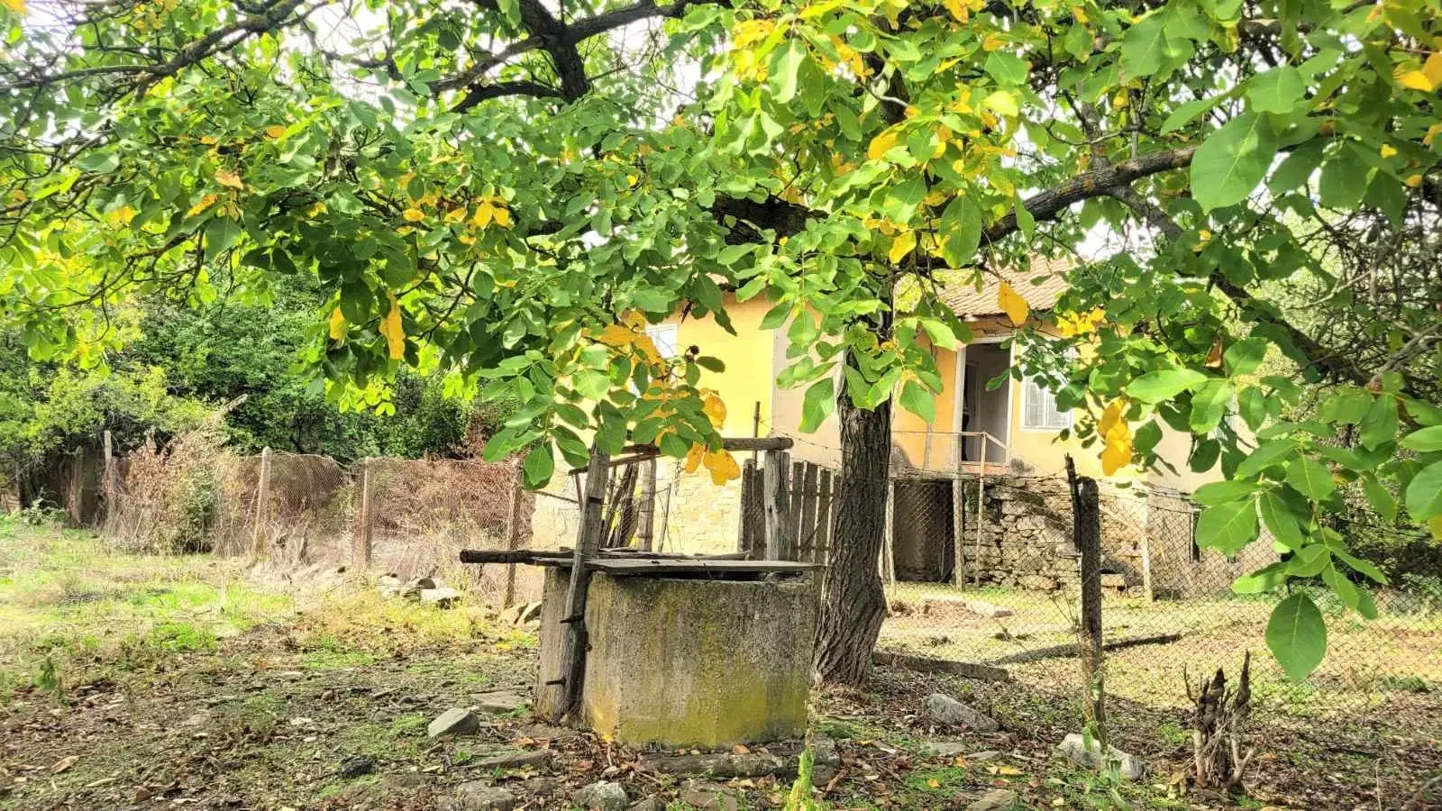 1.011 m² grond met een klassiek Balkanhuis en bijgebouw in Izvor Mahala - Bulgarije