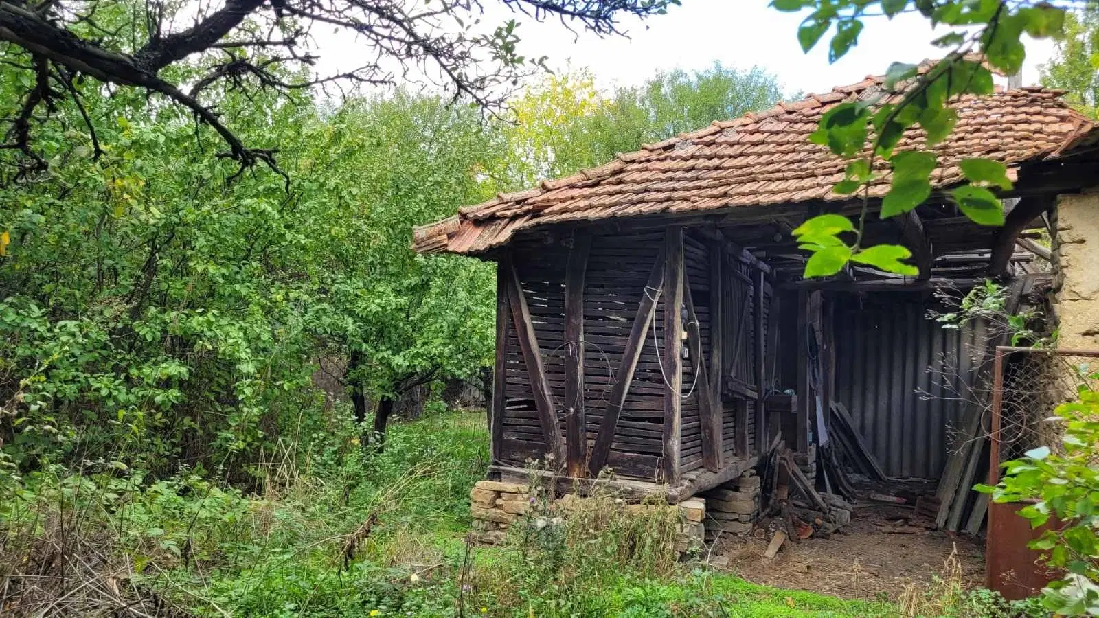 1.011 m² grond met een klassiek Balkanhuis en bijgebouw in Izvor Mahala - Bulgarije