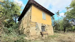 1.011 m² grond met een klassiek Balkanhuis en bijgebouw in Izvor Mahala - Bulgarije