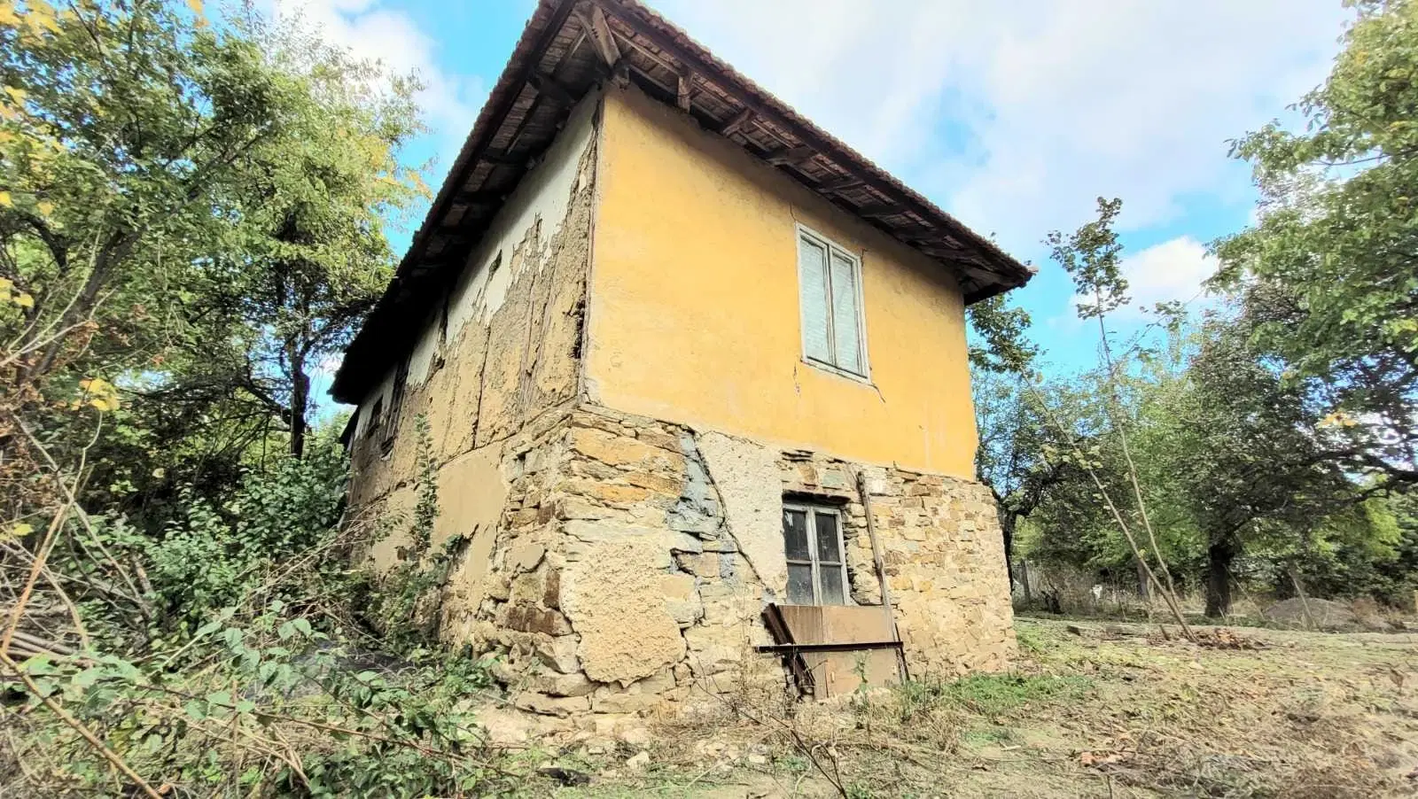 1.011 m² grond met een klassiek Balkanhuis en bijgebouw in Izvor Mahala - Bulgarije