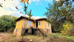 1.011 m² grond met een klassiek Balkanhuis en bijgebouw in Izvor Mahala - Bulgarije