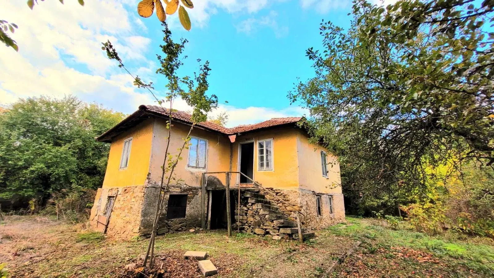 1.011 m² grond met een klassiek Balkanhuis en bijgebouw in Izvor Mahala - Bulgarije