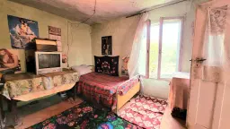 1.011 m² grond met een klassiek Balkanhuis en bijgebouw in Izvor Mahala - Bulgarije