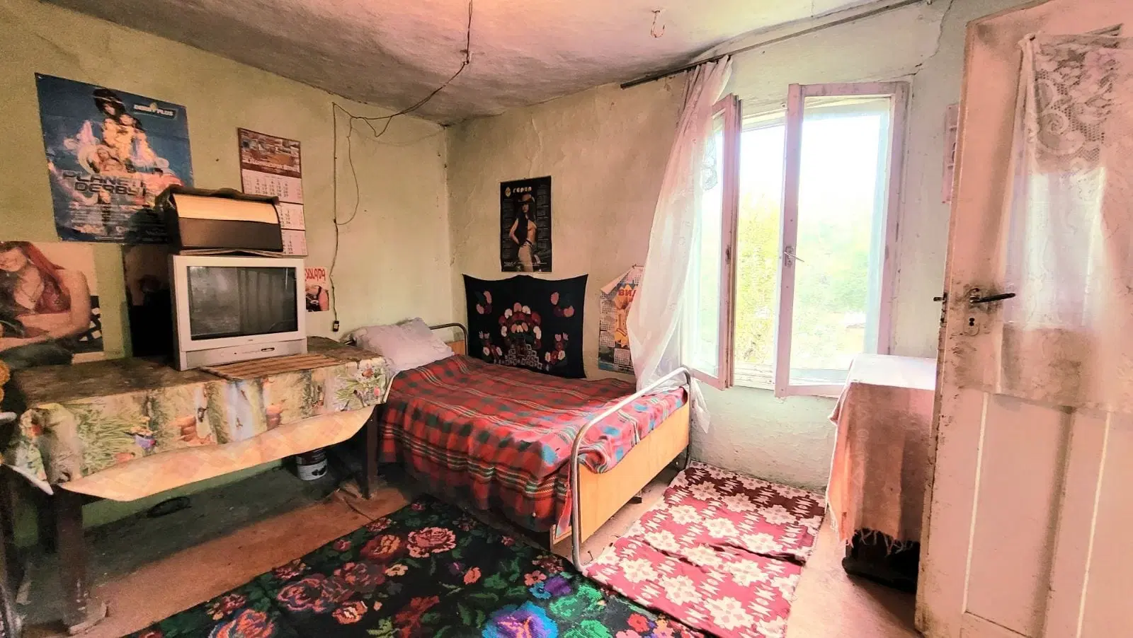 1.011 m² grond met een klassiek Balkanhuis en bijgebouw in Izvor Mahala - Bulgarije