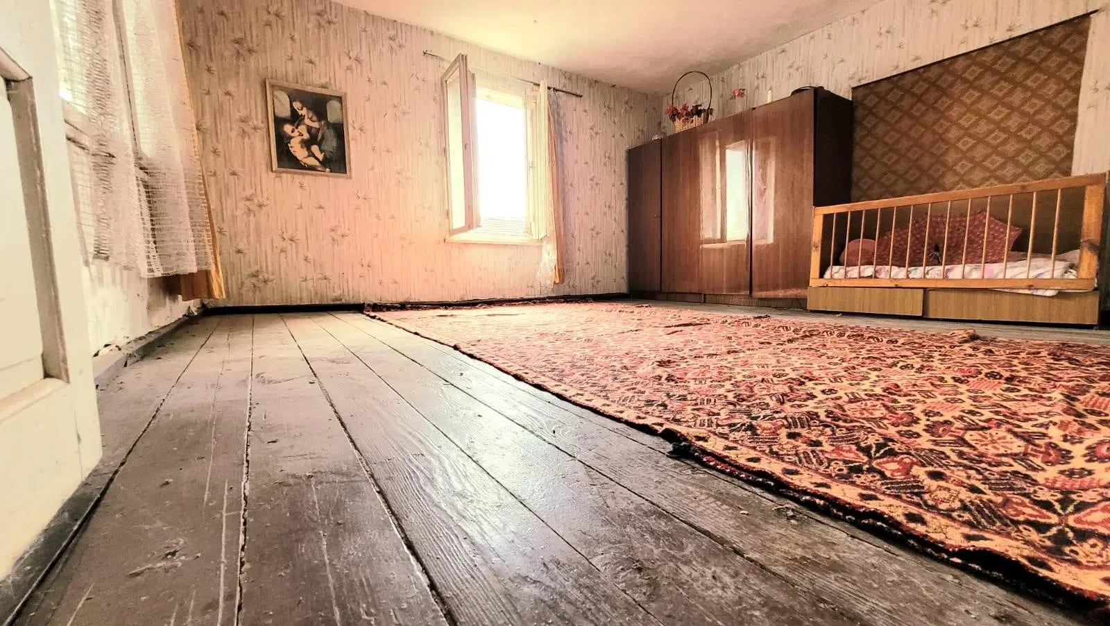 1.011 m² grond met een klassiek Balkanhuis en bijgebouw in Izvor Mahala - Bulgarije