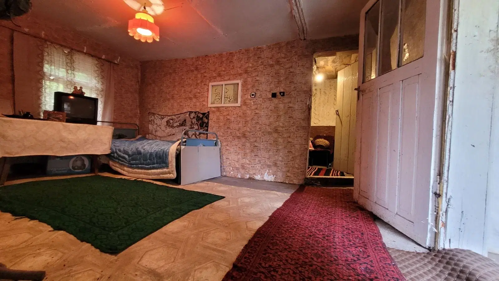 1.011 m² grond met een klassiek Balkanhuis en bijgebouw in Izvor Mahala - Bulgarije