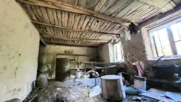 1.011 m² grond met een klassiek Balkanhuis en bijgebouw in Izvor Mahala - Bulgarije