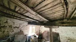 1.011 m² grond met een klassiek Balkanhuis en bijgebouw in Izvor Mahala - Bulgarije