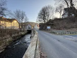Vrijstaand gebouw in het heuvelachtige Schleusegrund, Duitsland