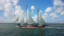 Zeilcharterschip 'Averechts' te Harlingen