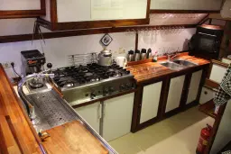 Zeilcharterschip 'Averechts' te Harlingen