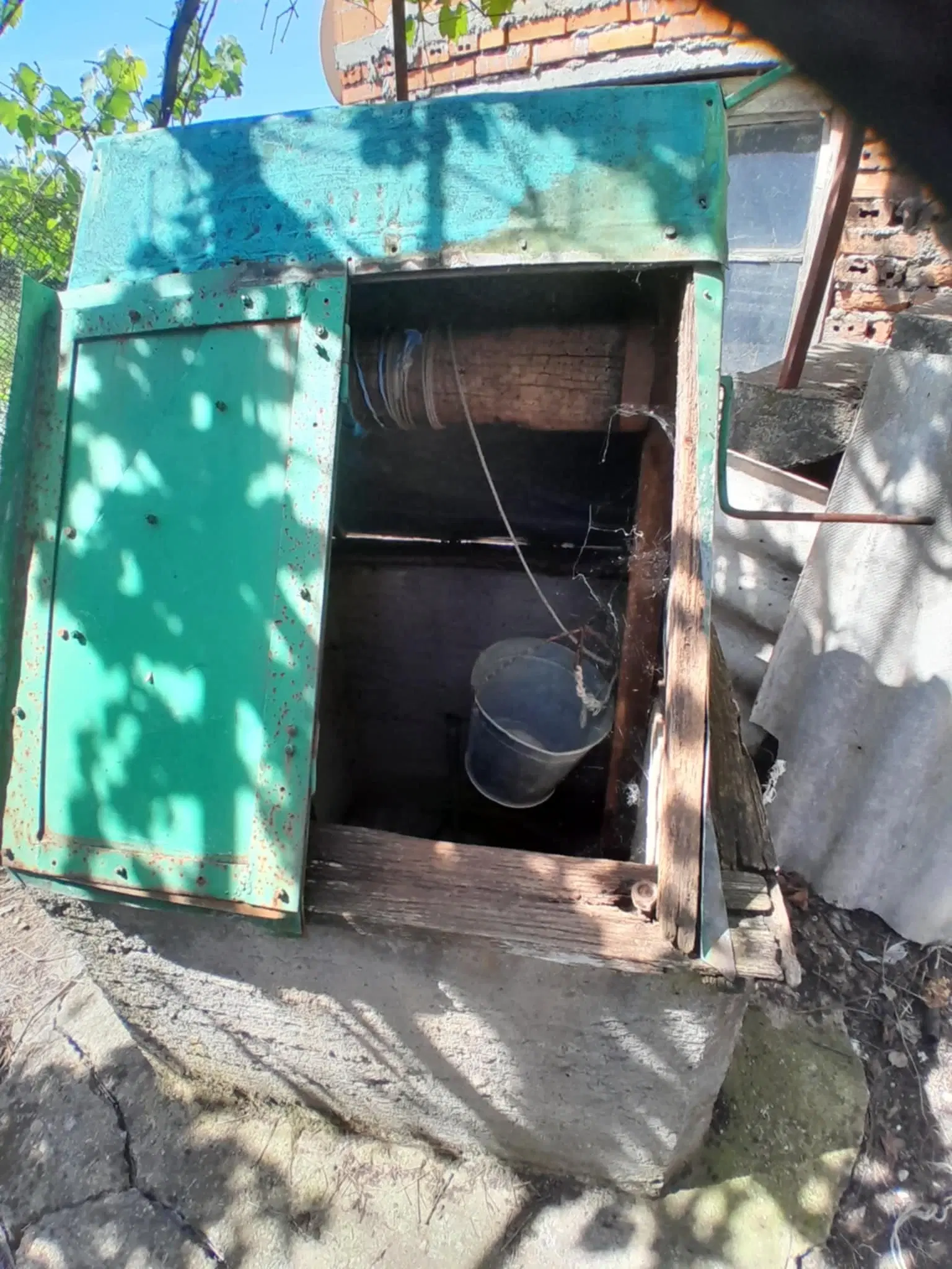 2 huizen op 2.480 m² land en bijgebouwen in Rakovitsa, Vidin - Bulgarije