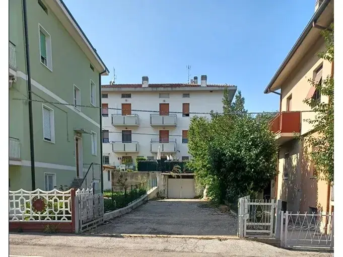 Privéonderhandeling – magazijn in Pesaro (PU) Loc. Zaak Bruciate - Italië