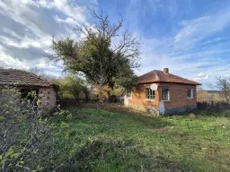 Huis en bijgebouw op ca. 1.000 m² gemeentelijke grond in Razdel - Bulgarije