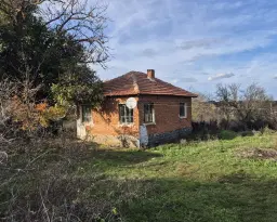 Huis en bijgebouw op ca. 1.000 m² gemeentelijke grond in Razdel - Bulgarije