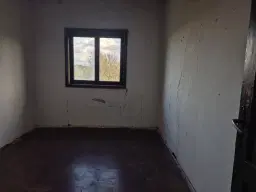 Huis en bijgebouw op ca. 1.000 m² gemeentelijke grond in Razdel - Bulgarije