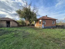 Huis en bijgebouw op ca. 1.000 m² gemeentelijke grond in Razdel - Bulgarije