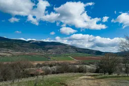 Voormalig schoolgebouw met bergzicht in Beraintsi, Trun, nabij Sofia - Bulgarije