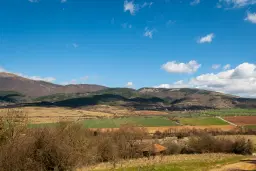Voormalig schoolgebouw met bergzicht in Beraintsi, Trun, nabij Sofia - Bulgarije